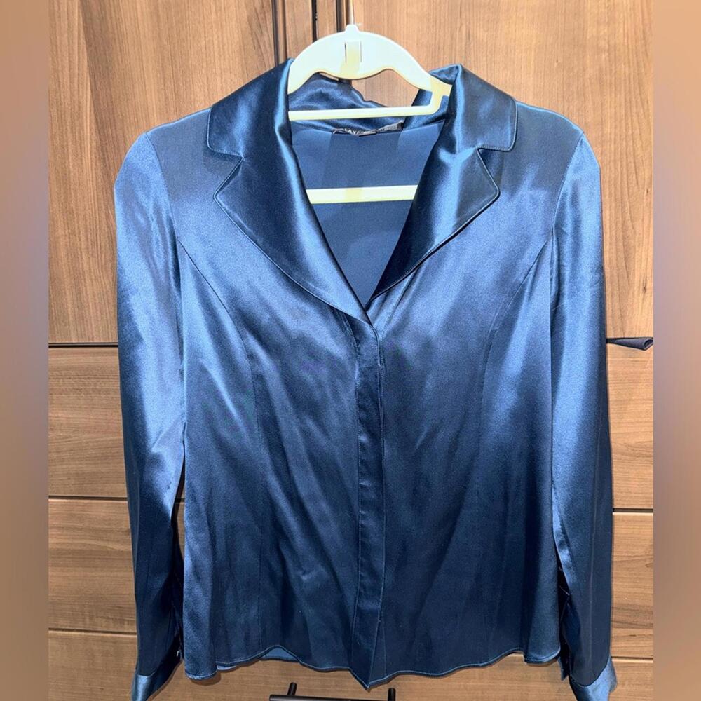 Lafayette 148 split-collar lustrous silk charmeuse with French cuff